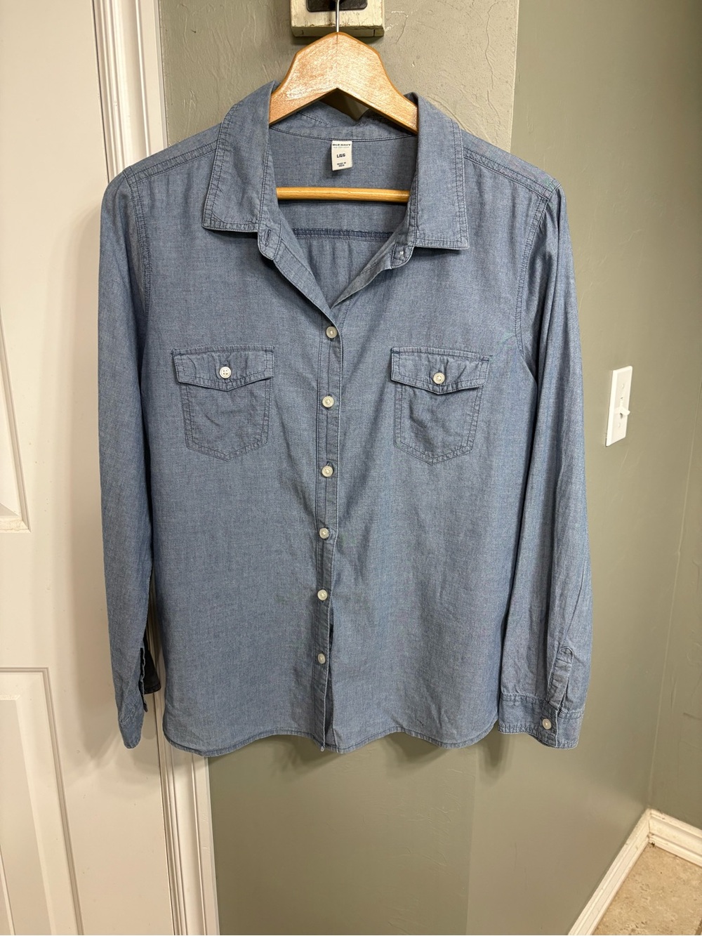 Old Navy Men's Light Blue Chambray Button-Down Shirt